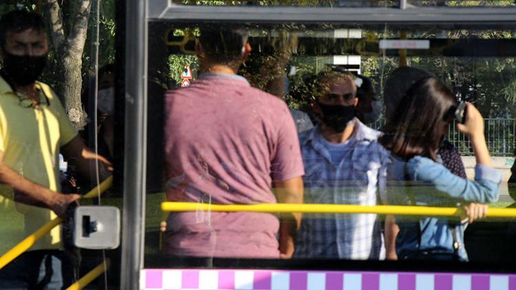 Kağıthane'de otobüslerde ayakta ve sosyal mesafesiz yolculuk