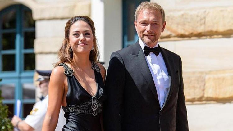 28 yaşındaki sevgilisi için eşinden boşandı