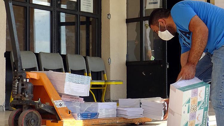 Avcılar'da öğrencilerin ders kitapları okullarına teslim edildi