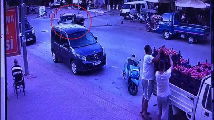Motosikletlinin yola savrulup, yaralandığı kaza kamerada
