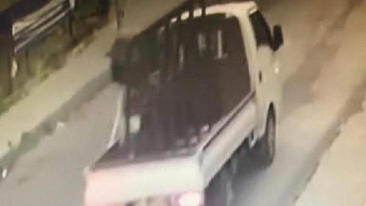 Küçükçekmece'de kamyonetin çalınma anı kamerada