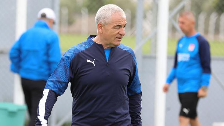 Rıza Çalımbay: "Bir forvet ve orta saha alıp, transferi kapatacağız..."