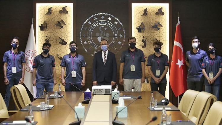 Bakan Kasapoğlu ile Tanyeli Roket Takımı bir araya geldi