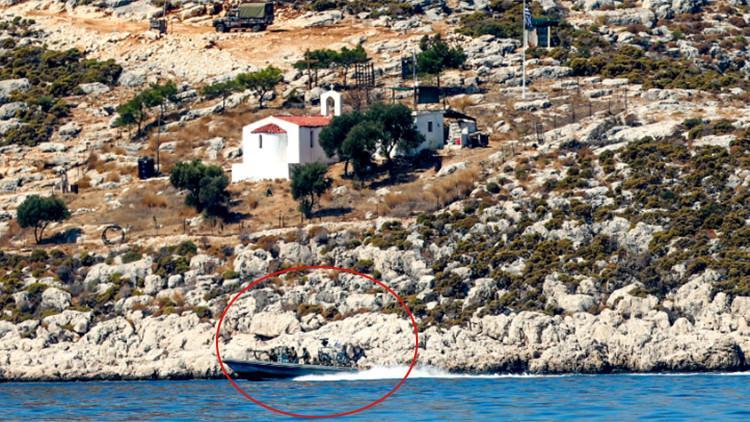 DHA ekibi görüntüledi! Yunanistan'dan Meis Adası'nda iki zodyak botta silahlı devriye