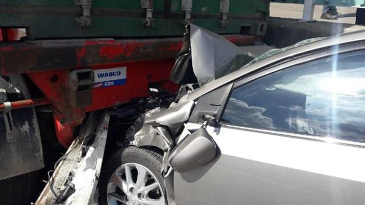 Otomobil yol kenarında park halindeki TIR’a çarptı: 3 yaralı