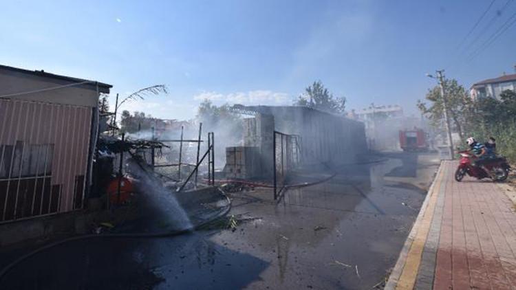 Antalya'da tuğla deposunda yangın