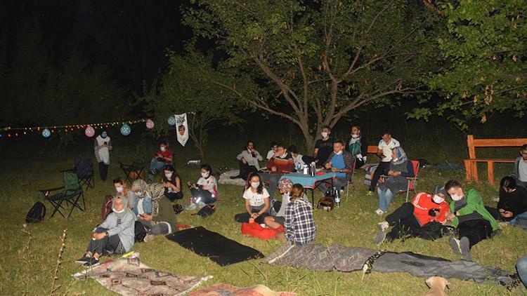 Bisikletçiler kayısı bahçesinde film izledi