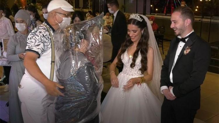 Düğünde ilginç anlar: Kafasına poşet geçirip gelin ve damada sarıldı