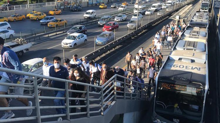 Cevizlibağ'da duraklarda ve üst geçitte yoğunluk görüntülendi