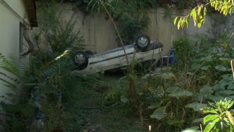 Sarıyer'de otomobil 15 metre yükseklikten evin bahçesine düştü