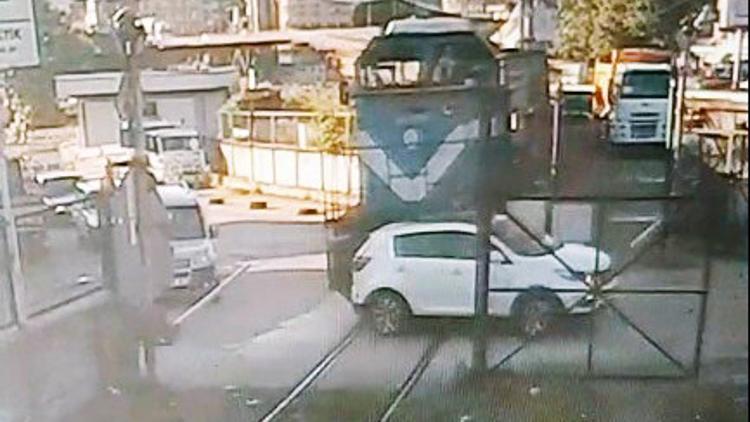 Tren çarptı, o anlar görüntülendi! 'Fark etmedim'