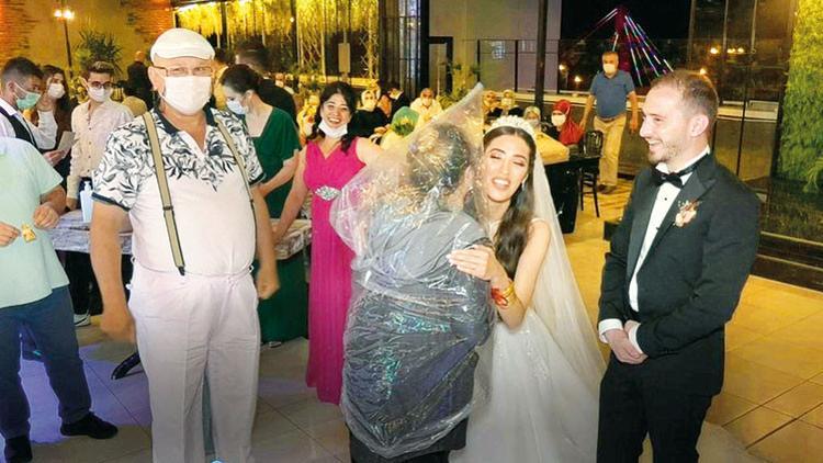 Damat ve geline poşetli tebrik