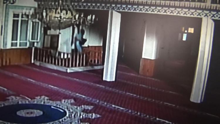 Esenyurt'ta camiden ses sistemi çalan hırsız kamerada
