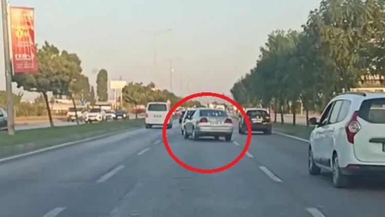 Bursa'da trafikte makas atan otomobil kamerada