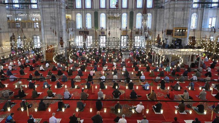 Cuma hutbesinde 'din istismarcılığı' uyarısı