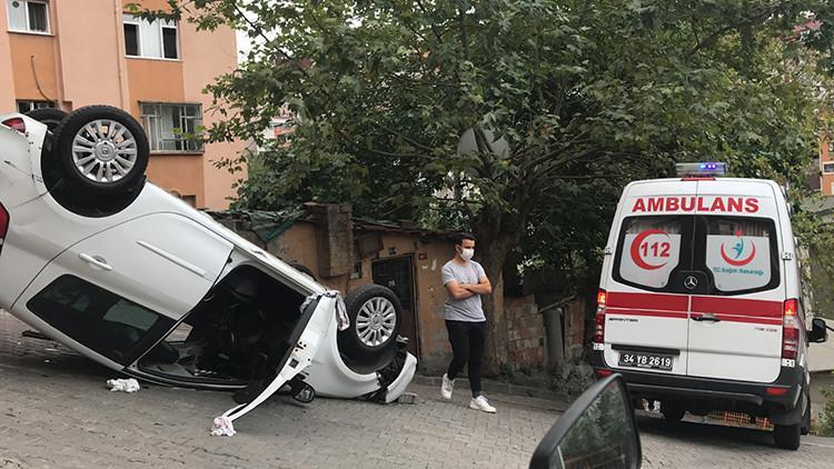 Kağıthane'de otomobil duvara çarptıktan sonra takla attı