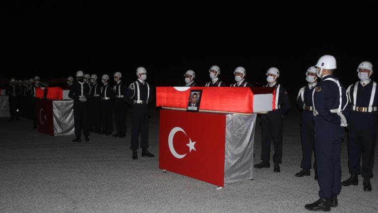 Van'da şehit askerler için tören düzenlendi