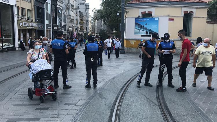 Taksim'de polis maskesiz gezenleri uyardı