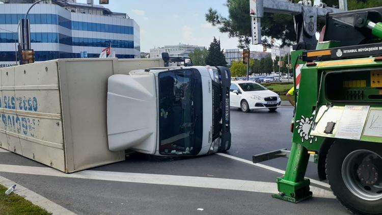 Bakırköy'de eşya yüklü kamyon devrildi