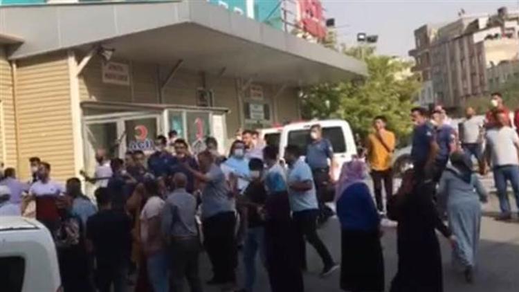 Akrabaları koronavirüsten hayatını kaybetti! Yoğun bakımı bastılar, 4 polis yaralandı