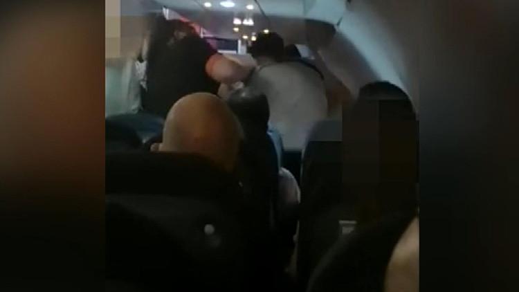 Uçağı birbirine katan 'ırkçılık' kavgası! Yumruk attığı an görüntülendi