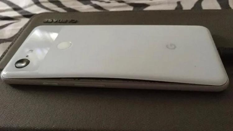 Google'ın telefonlarının pilleri gittikçe şişiyor