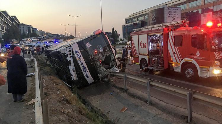 İstanbul'da yolcu otobüsü devrildi: 11 yaralı