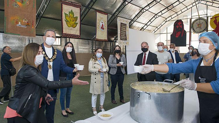Londra’da Türkiye kökenli milletvekili ve belediye başkanı aşure gününe katıldı