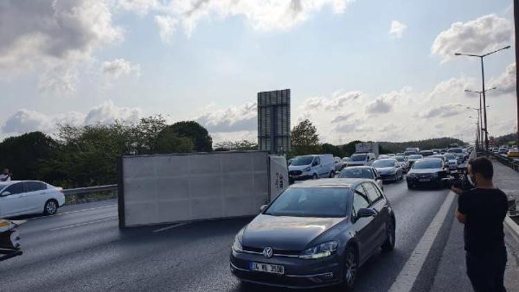 Beykoz TEM'de kamyonet yan yattı... Trafik kilitlendi