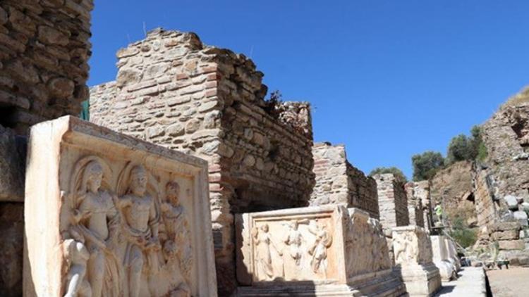 Aydın'daki Nysa Antik Kenti'nin tiyatro binası ayağa kaldırılıyor