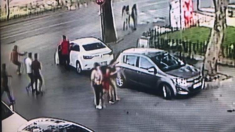 Fatih'te camiden çıkan kişiye silahlı saldırı kamerada
