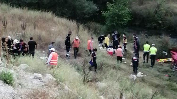 İnsan zinciri oluşturup, yaralı anne ve 2 çocuğunu sedye ile yola çıkardılar