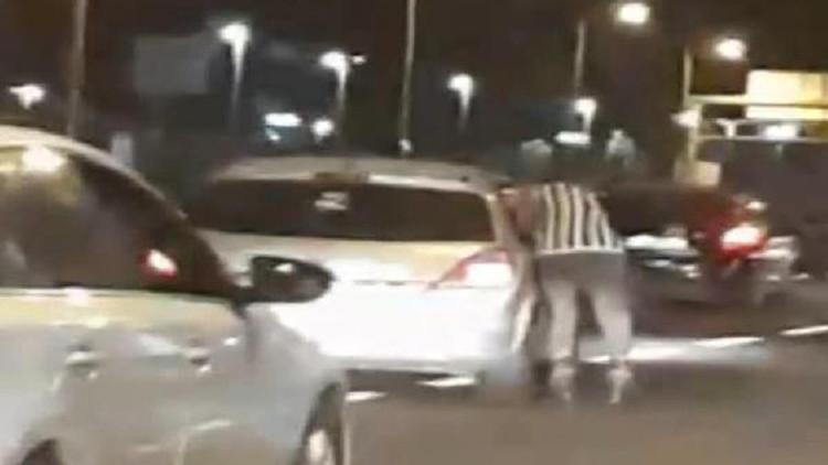 Bakırköy'de patenlinin otomobile tutunarak yaptığı tehlikeli yolculuk kamerada