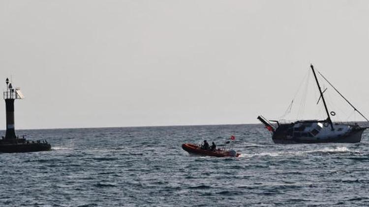 Tekirdağ'da yat kayalıklara çarptı... 2 kişi kurtarıldı