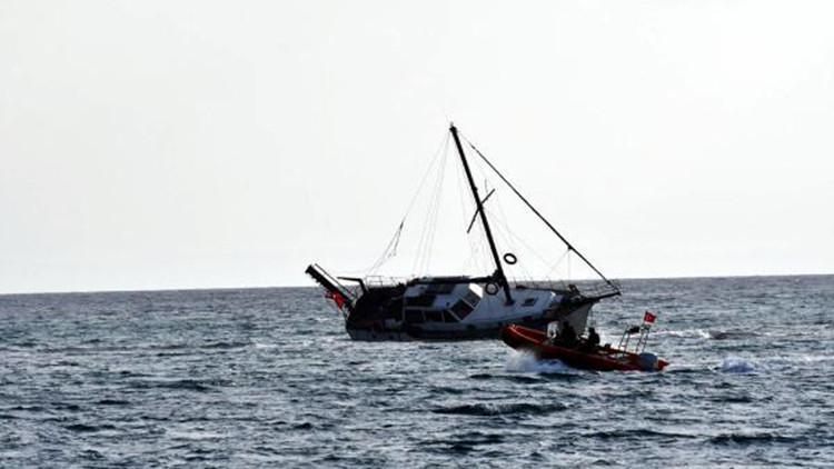 Tekirdağ'da yat kayalıklara çarptı; 2 kişi kurtarıldı