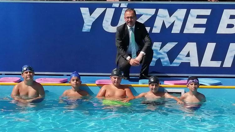 Bakan Kasapoğlu: "Amacımız isteyen herkese yüzme öğretmek"