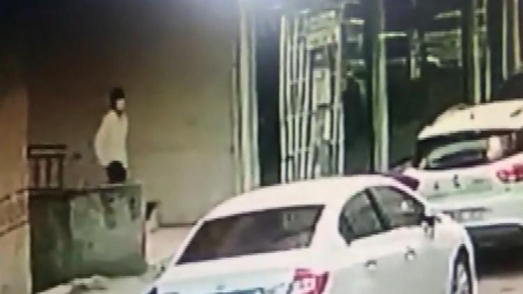 Bahçelievler'de girdikleri daireden 20 bin lira çalan hırsızlar kamerada