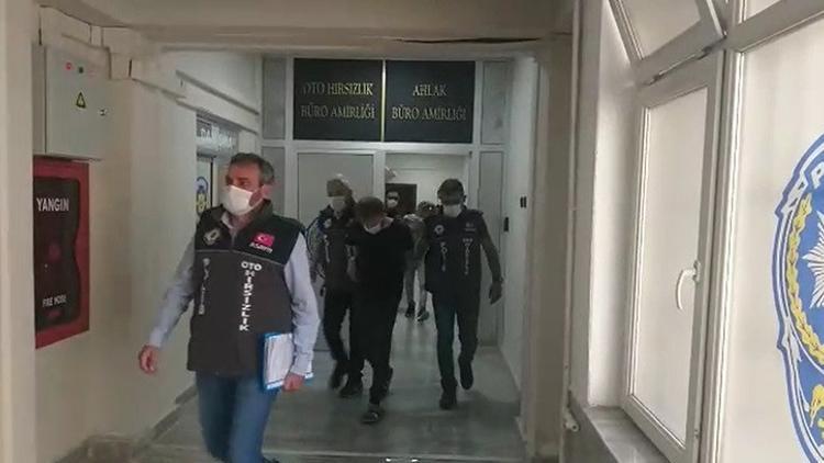 Ankara'da çaldıkları 10 otomobili satmaya çalışırken yakalandılar