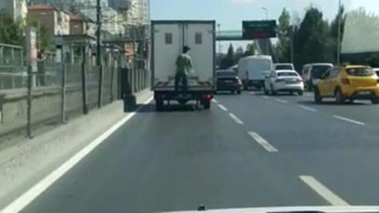 Kamyonetin kasasında tehlikeli yolculuk kamerada