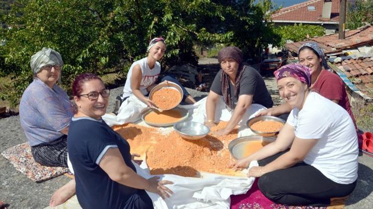 Karamürsel'de kadınların tarhana mesaisi başladı