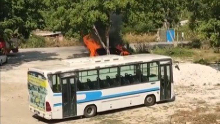 Park halindeki lüks otomobil yandı