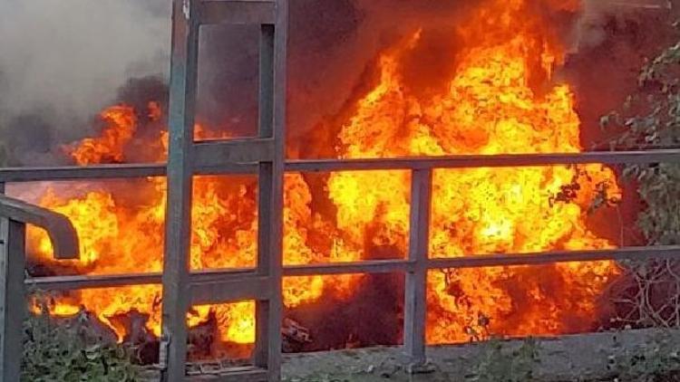 Almanya’da otoyolda kaza yapan yakıt tankeri alev aldı