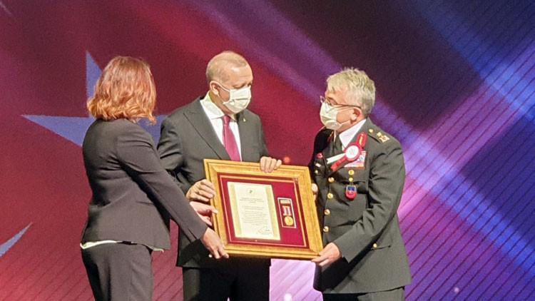 Cumhurbaşkanı Erdoğan'dan gazi komutana madalya