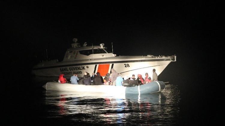 Yunanistan'ın ölüme terk ettiği 32 kaçak göçmeni Sahil Güvenlik kurtardı