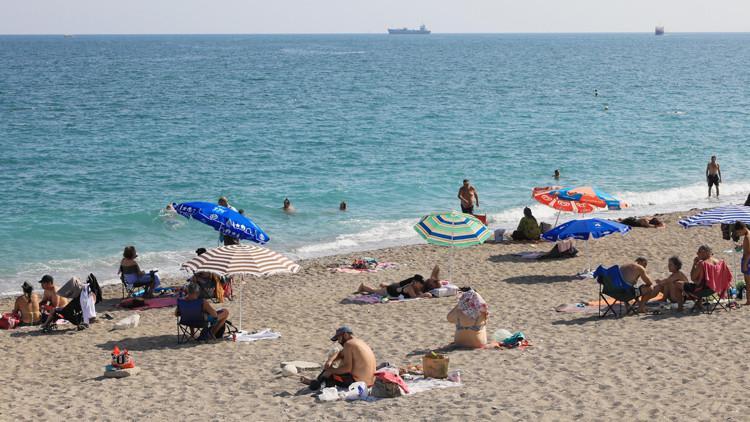 Antalya'da sıcak hava ve yüksek nem sonrası sahiller doldu