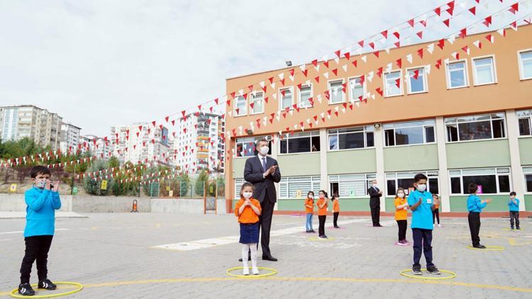 Bakan Selçuk'tan öğretmen ve öğrencilere tebrik mesajı