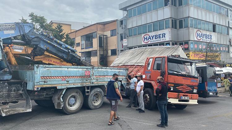 Kartal'da sunta yüklü kamyon yolda giden minibüsün üzerine devrildi