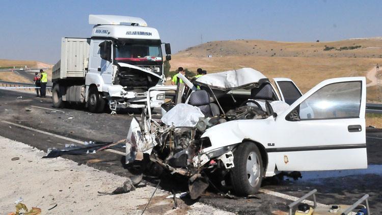 Korkunç kaza! TIR'ın çarptığı otomobildeki çift öldü