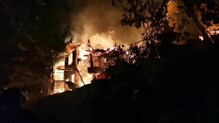 Artvin'de 4 ev yandı