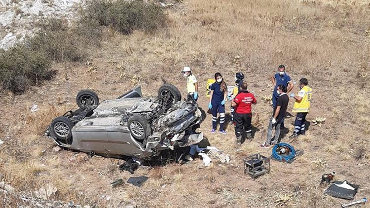 Sivas'ta otomobil devrildi: 1 ölü, 2 yaralı